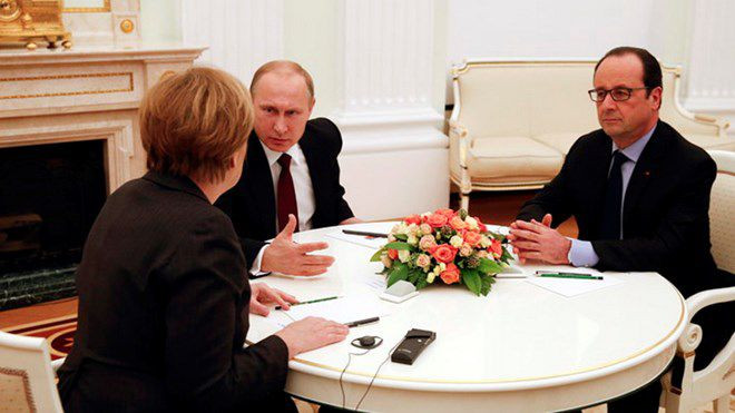 Tổng thống Nga Vladimir Putin, Tổng thống Pháp Francois Hollande và Thủ tướng Đức Angela Merkel trong cuộc gặp tại Điện Kremlin. (Nguồn: Reuters)