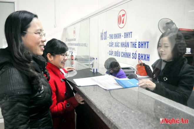 Khách hàng giao dịch tại BHXH Nghệ An.