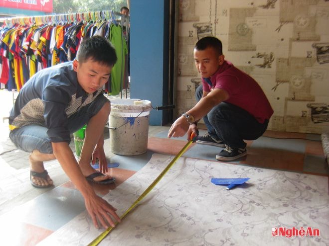 Ngô Xuân Long (bên phải) hướng dẫn cho nhân viên mới.