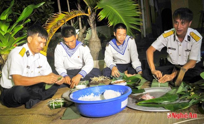 Gói bánh chưng chuẩn bị đón Tết trên đảo.