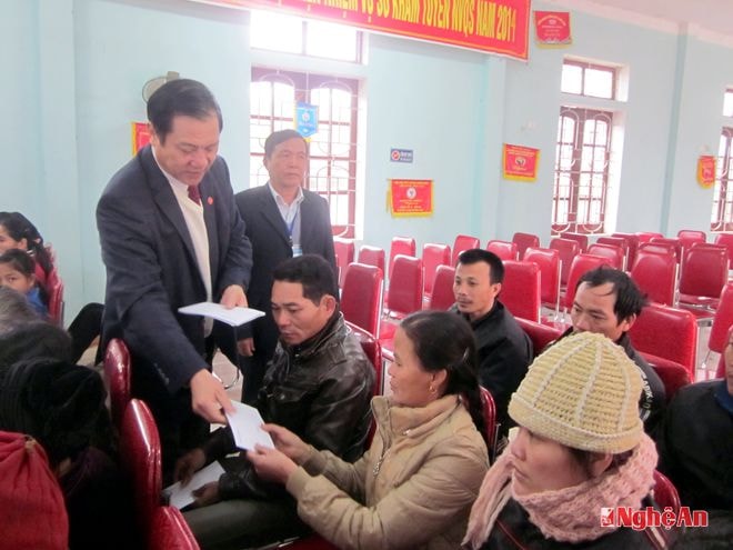 Đồng chí Lê Minh Thông trao quà cho các gia đình