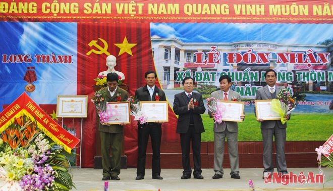  Đồng chí Đinh Viết Hồng-Phó chủ tịch UBND tỉnh trao Bằng công nhận đơn vị đạt chuẩn Quốc gia về nông thôn mới cho cán bộ và nhân dân xã, đồng thời trao tặng cho các cá nhân, tập thể của xã có thành tích xuất sắc trong phong trào xây dựng NTM.