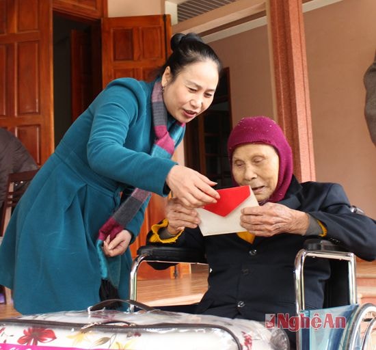 Đồng chí Đinh Thị Lệ Thanh gửi quà chúc tết của tỉnh đến cụ Nguyễn Lê Bàn, Cán bộ tiền khởi nghĩa ở xã Nam Sơn, huyện Đô Lương