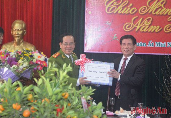 Đồng chí Hồ Đức Phớc tặng quà, chúc Tết Cảnh sát PCCC tỉnh