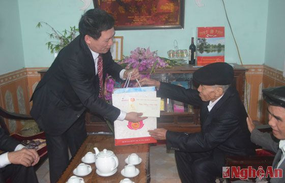 Đồng chí Hồ Đức Phớc tặng quà, chúc Tết cụ Hồ Ngọc Chiểu, xã Nghi Liên, TP Vinh