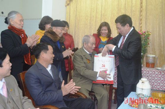 Đồng chí Hồ Đức Phớc tặng quà, chúc Tết cụ Trần Quang Hùng, phường Đông Vĩnh, Tp Vinh