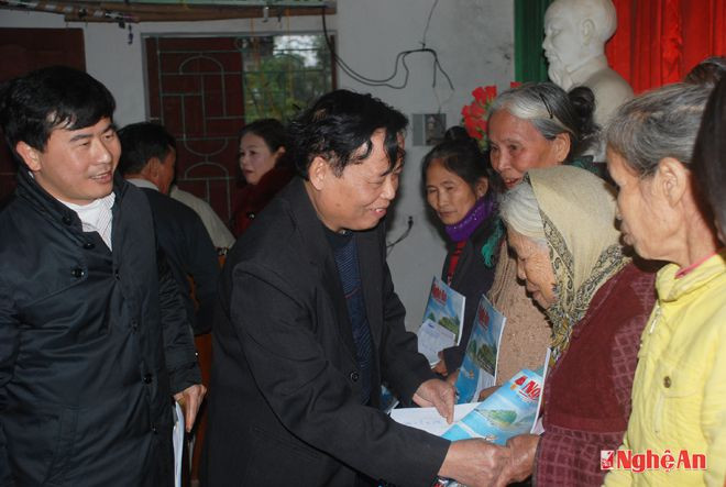 Đồng chí Lâm Văn Đoàn – Phó TBT Báo Nghệ An trao quà Tết của Báo Nghệ An cho các gia đình có hoàn cảnh khó khăn xóm 8 xã Thanh Thịnh.