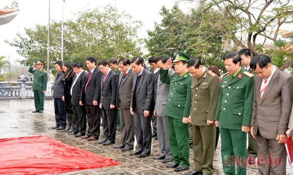 Đoàn dâng hương tại đài tưởng niệm Nghĩa trang Liệt sỹ Việt - Lào