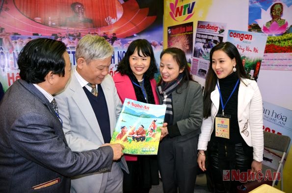Các đại biểu xem Báo Nghệ An.