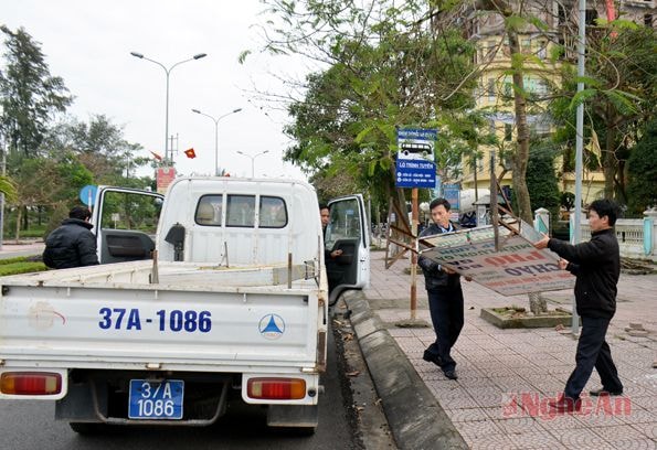 Tháo dỡ biển quảng cáo lấn chiếm hành lang ATGT trên đường Bình Minh (Thị xã Cửa Lò).