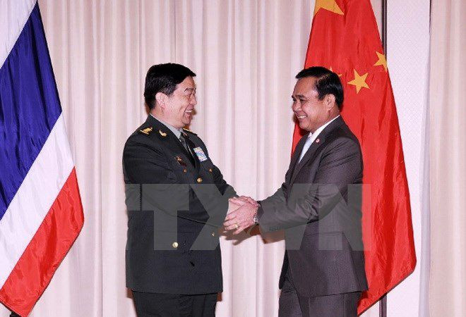 Thủ tướng Thái Lan Prayuth Chan-O-Cha (phải) có cuộc gặp với Bộ trưởng Quốc phòng Trung Quốc Thường Vạn Toàn. (Ảnh: AFP/TTXVN)