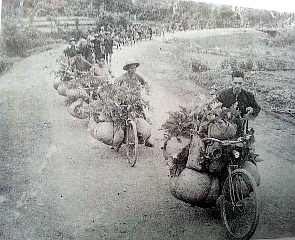 Đoàn xe thồ Nghệ An chở hàng tiếp tế cho mặt trận Lào  năm 1972. Ảnh tư liệu