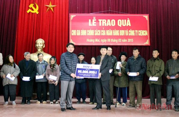 Đại diện Cienco 4 tra quà cho người nghèo trên địa bàn thị xã Hoàng Mai.
