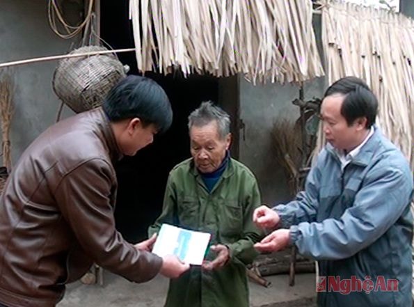 Tặng sổ tiết kiệm cho ông Hoàng Văn Mão, xã Nghĩa Mai