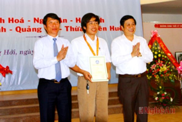 Chủ tịch Hội Nghệ sỹ nhiếp ảnh Việt Nam Vũ Quốc Khánh trao Huy chương Vàng tác phẩm Cùng học cho tác giả Hồ Sỹ Minh
