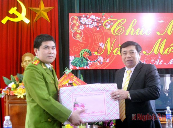 Đồng chí Nguyễn Xuân Đường tặng quà, chúc Tết Công an huyện Quế Phong