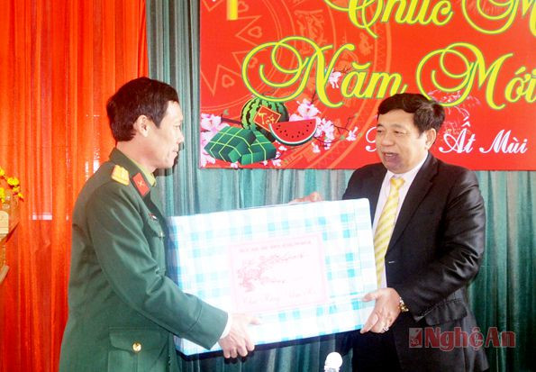 Đồng chí Nguyễn Xuân Đường tặng quà, chúc tết Ban Chỉ huy quân sự huyện Quế Phong.
