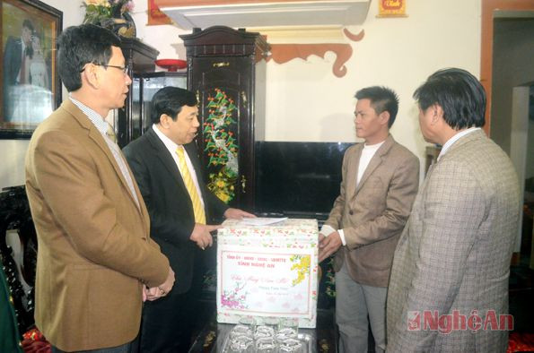 Đồng chí Nguyễn Xuân Đường tặng quà cho gia đình thương binh Trần Văn Huấn trú tại thị trấn Kim Sơn.