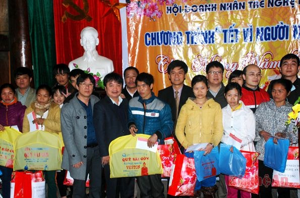 40 suất quà, mỗi suất trị giá 2 triệu đồng trao tặng người dân xã Châu Lý- Quỳ Hợp