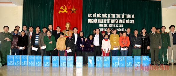 Tặng quà cho các hộ chính sách tại xã Long Sơn, huyện Anh Sơn