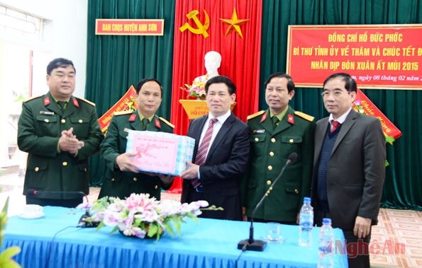 Tặng quà cho BCH Quân sự huyện Anh Sơn