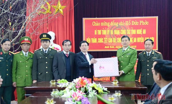 Tặng quà cho cán bộ chiến sỹ Công an huyện Anh Sơn