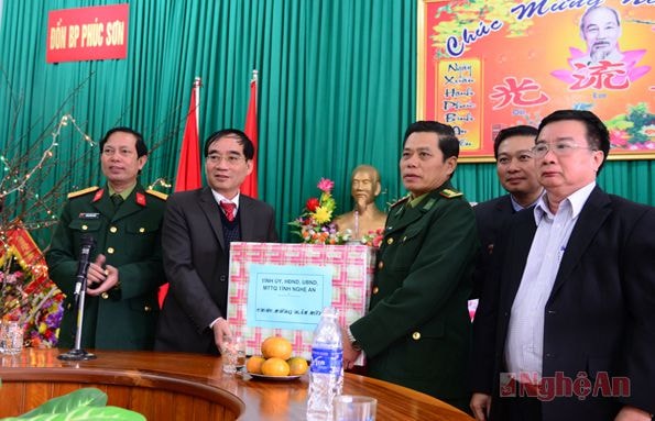 Tặng quà cho cán bộ chiến sỹ Đồn Biên phòng 557 xã Phúc Sơn.