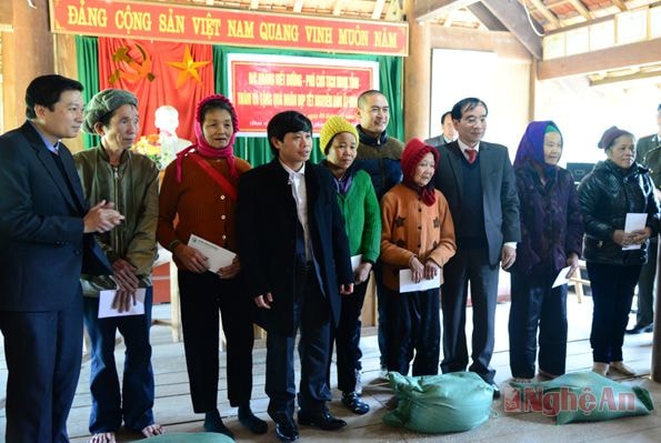 Tặng quà cho các hộ nghèo tại xã Phúc Sơn.