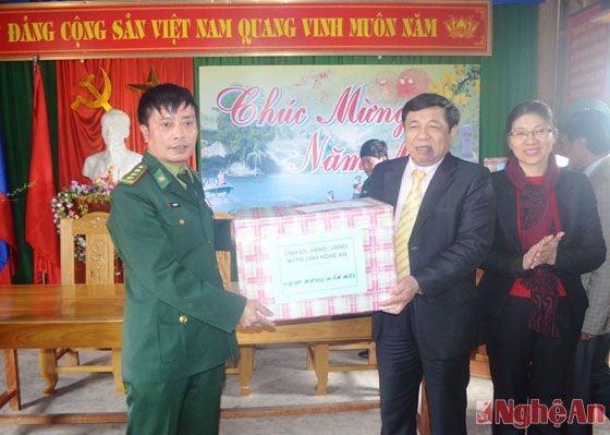 Đồng chí Nguyễn Xuân Đường tặng quà, chúc Tết cán bộ, chiến sỹ đồn biên phòng Thông Thụ