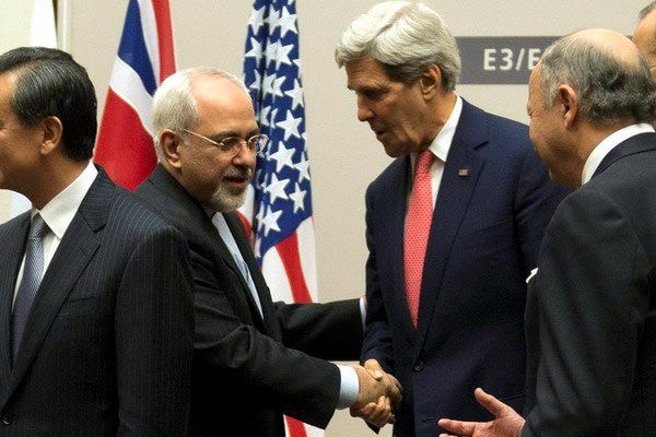 Ngoại trưởng Mỹ John Kerry (phải) và Ngoại trưởng Iran Mohammad Javad Zarif. Ảnh: nypost.com