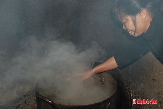 Lá gai tươi sau khi rửa sạch được luộc hàng giờ đồng hồ,  một trong những công đoạn khó nhọc. 