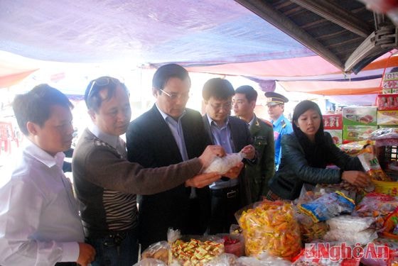 Đoàn thanh tra liên ngành kiểm tra vệ sinh ATTP ở chợ Vinh.Ảnh: Thanh Hoa (TTYT)