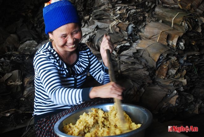 Đậu xanh làm bánh gai ngoài nấu đúng quy trình thì còn giã nhuyễn, sau khi giã còn đánh đậu độ 20 phút để đường ngấm đều