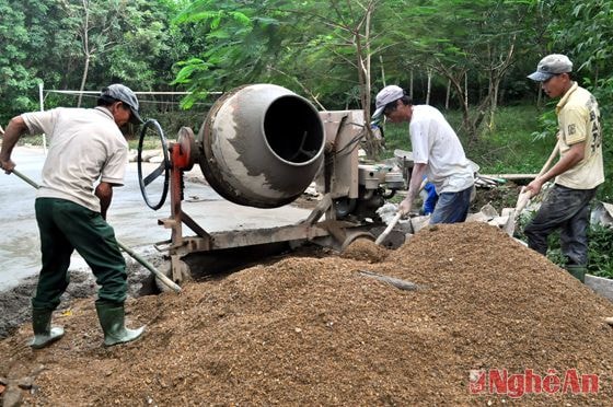Làm đường giao thông ở xóm Đông Hiếu (TX. Thái Hòa).
