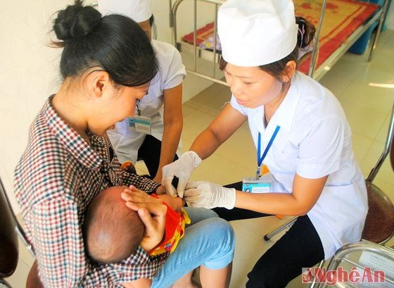 Tiêm vắc-xin sởi - rubella cho trẻ tại Trạm Y tế xã Chi Khê (Con Cuông).