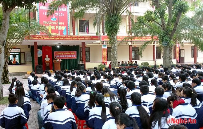 Lễ trao quà học sinh có hoàn cảnh đặc biệt khó khăn trường PTTH Lê Hồng Phong