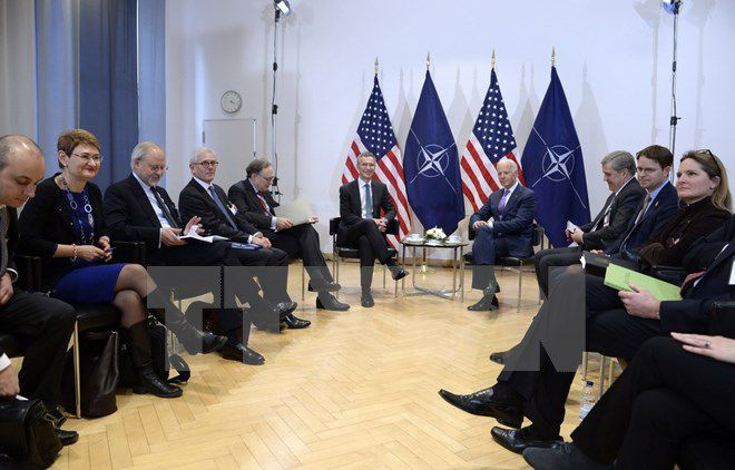 Phó Tổng thống Mỹ Joe Biden (phải) và Tổng thư ký NATO Jens Stoltenberg (trái) tại cuộc gặp bên lề hội nghị. (Ảnh: AFP/TTXVN)
