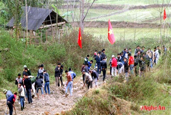 Các đoàn viên đang cố gắng hoàn thành khối lượng công việc được giao