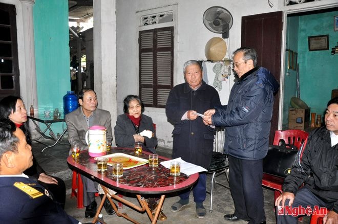 Đại diện BLL Lữ đoàn 126 Hải quân chuyển suất quà của Công đoàn Bộ Ngoai giao cho gia đình ông Lê Bá Nghị