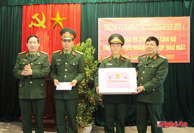 Thiếu tướng Nguyễn Tân Cương - Ủy viên dự khuyết Ban chấp hành Trung ương Đảng, Tư lệnh Quân khu 4 tặng quà cán bộ, chiến sĩ Tiểu đoàn hỗn hợp Đảo Mê.
