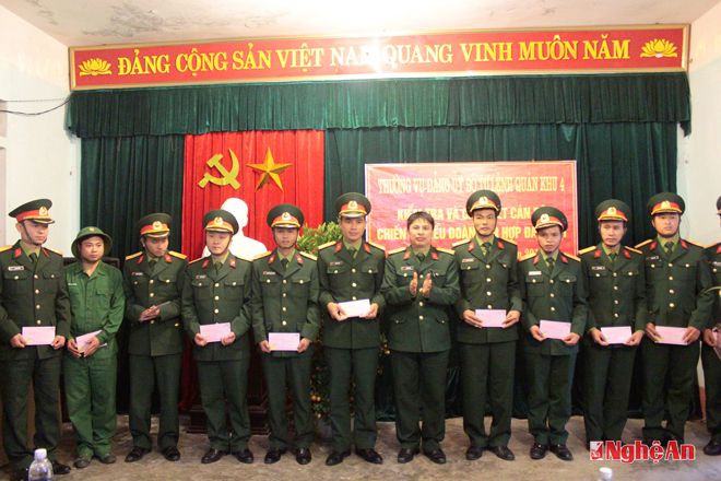 Đại tá Hà Tân Tiến – Ủy viên Ban thường vụ Tỉnh ủy, Chỉ huy trưởng Bộ CHQS Nghệ An tặng quà cán bộ, chiến sĩ Tiểu đoàn hỗn hợp đảo Mắt. 