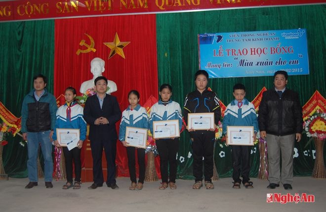 Trao quà cho các học sinh 