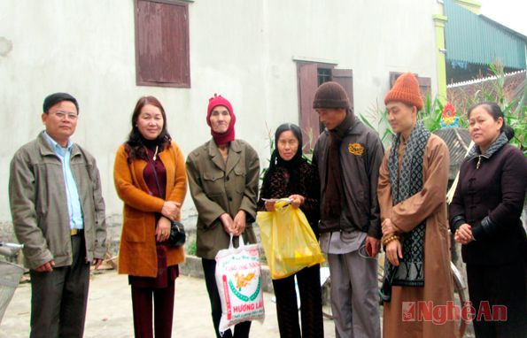 Thăm và tặng quà cho hộ nghèo tại xã Quỳnh Hưng