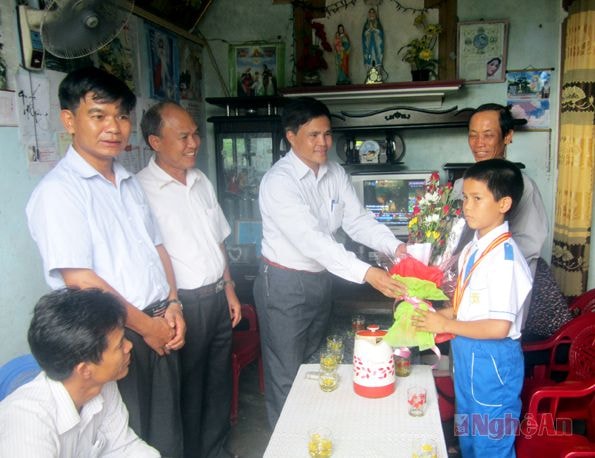 Tặng quà cho học sinh đạt HCV Olympic Toán quốc gia.