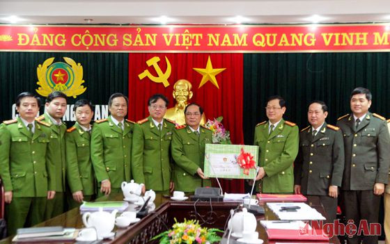 Tặng quà, chúc Tết Công an Nghệ An