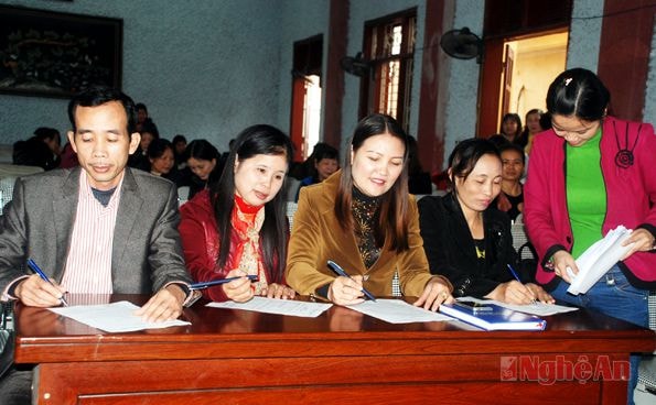 Lãnh đạo các trường học ở Diễn Châu ký hợp đồng đặt Báo Nghệ An. Ảnh: T. Hương