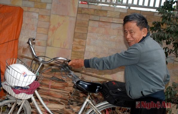Ông Hồ Xuân Sinh chuẩn bị một ngày làm việc.