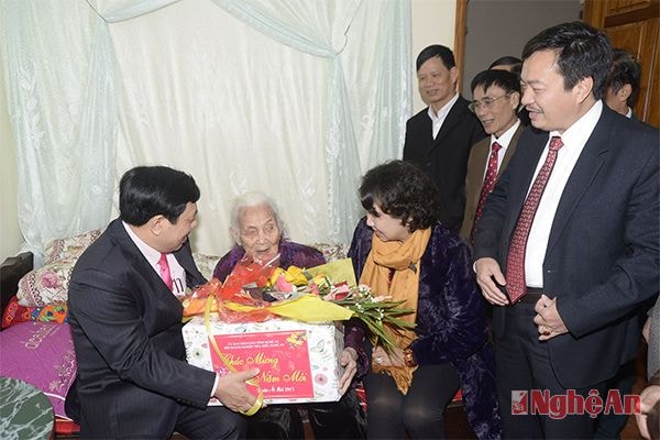 Tặng qua cho bà Chu Thị Xuân Mẹ liệt ở xã Hưng Hòa