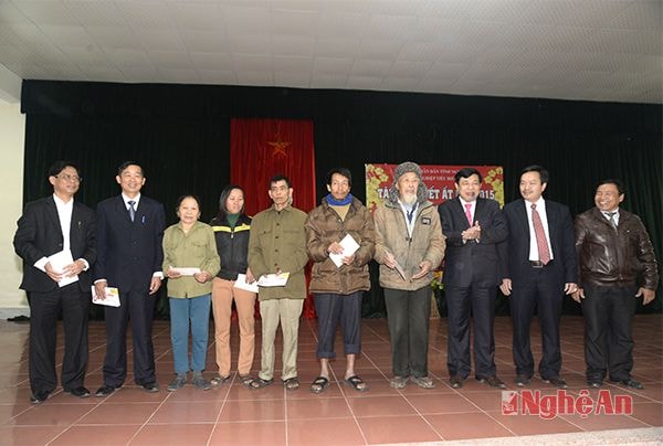 Tăng quà cho các hộ nghèo