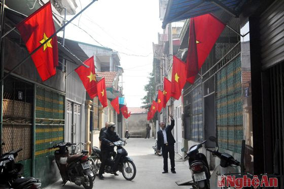 Nhiều ngõ phố trên địa bàn thành phố Vinh đã rực rỡ cờ Tổ quốc